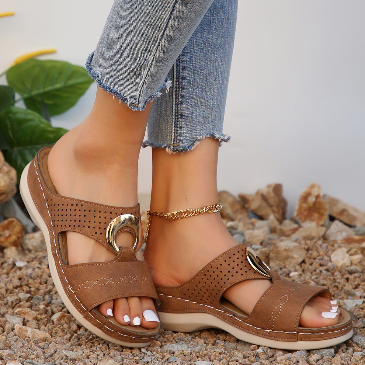 Chanclas de suela gruesa perforadas