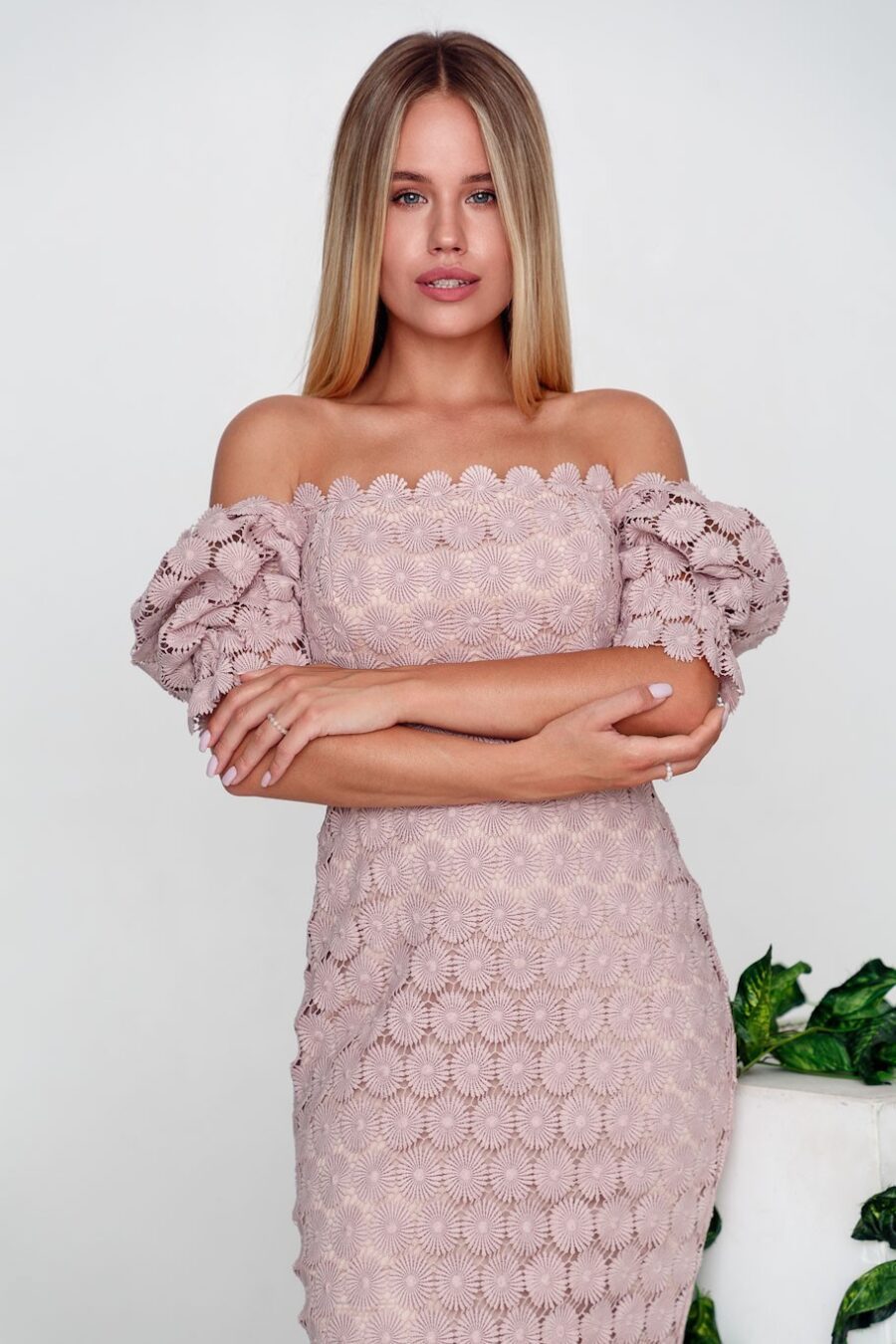 Vestido midi cruzado de encaje