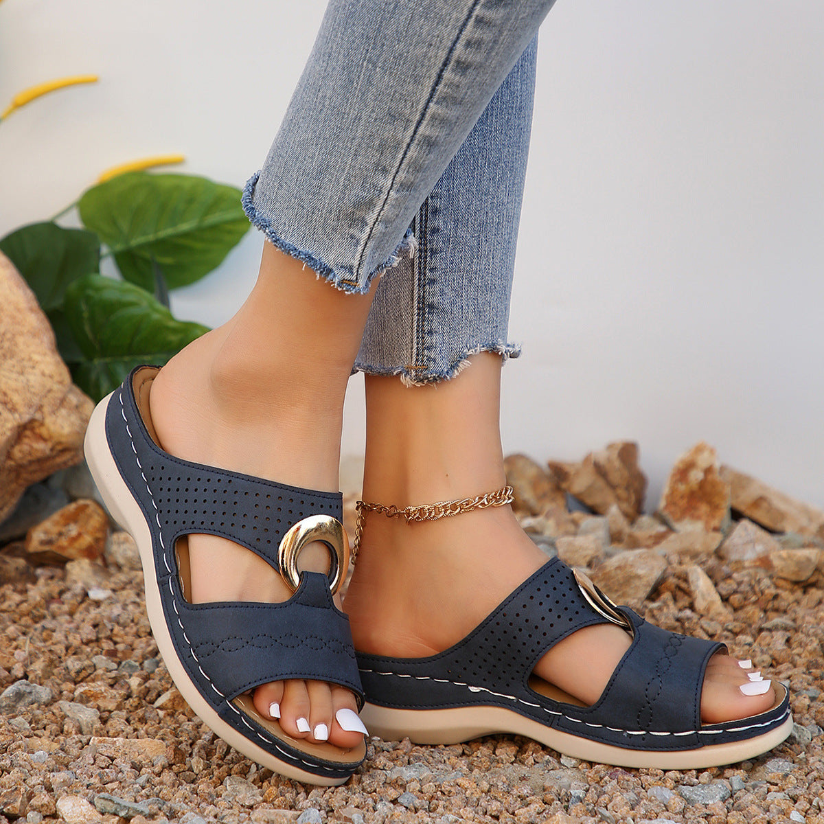Chanclas de suela gruesa perforadas