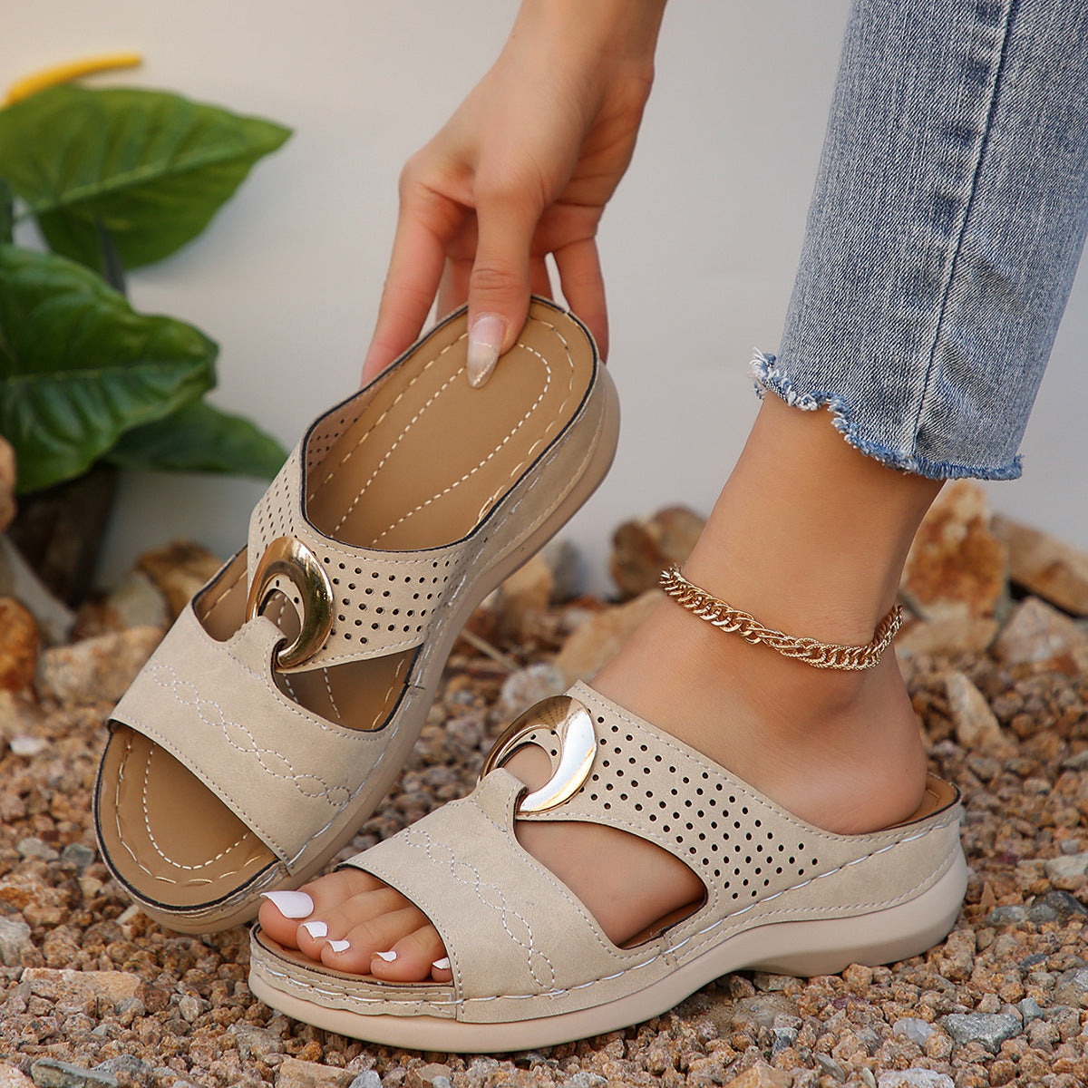 Chanclas de suela gruesa perforadas